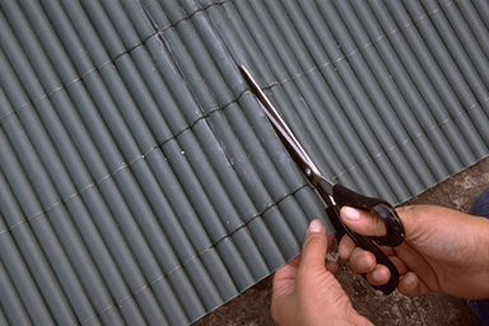 Forrar puerta metálica exterior con cañizo de plástico paso 3 Forrar puerta metálica exterior con cañizo de plástico paso 3