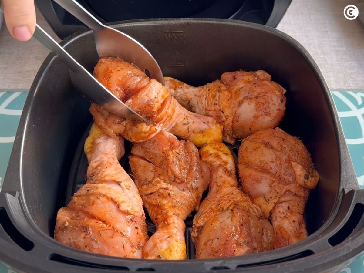 Preparar los muslos de pollo en la freidora de aire