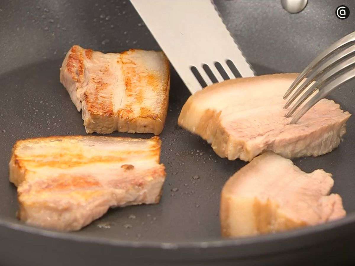 Marca la panceta en una sartén caliente