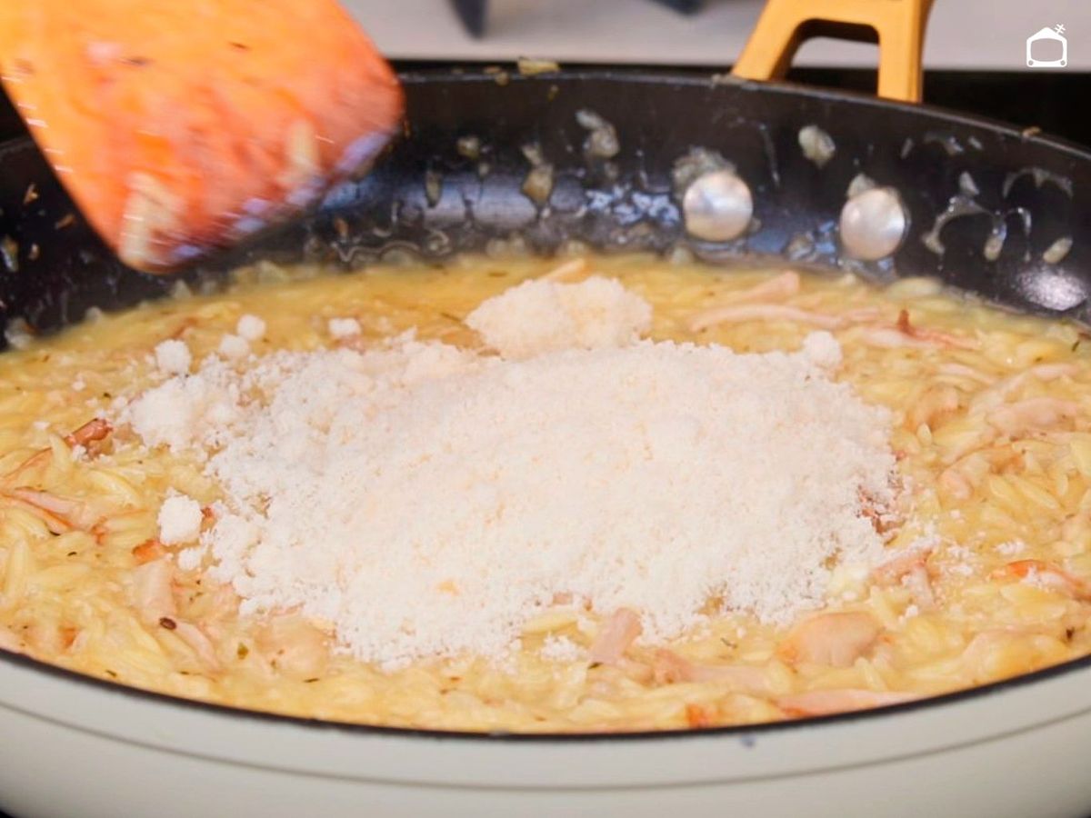 Agregar el queso al falso risotto de setas