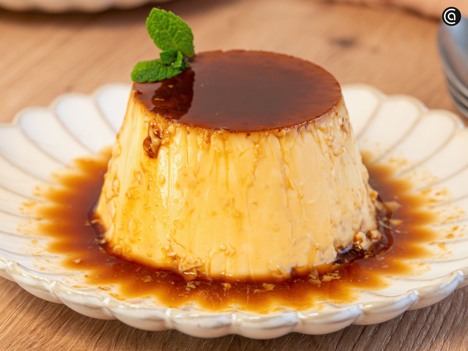 Corona el flan de huevo en freidora de aire con hojas de menta