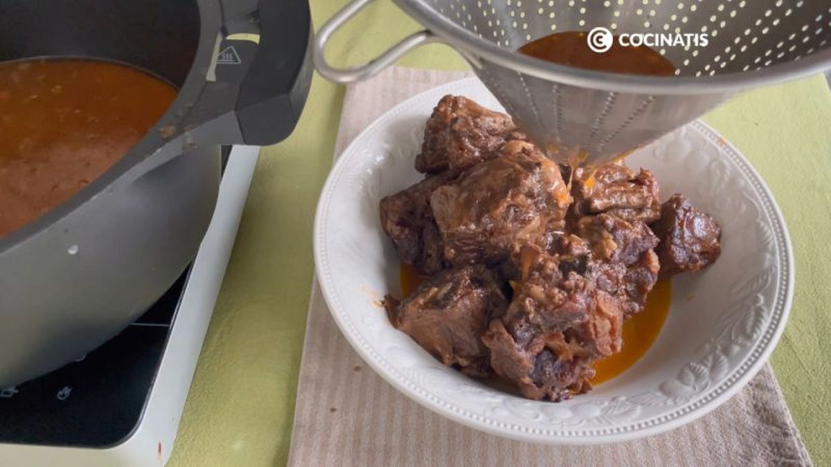 Colamos la salsa para un resultado más suave