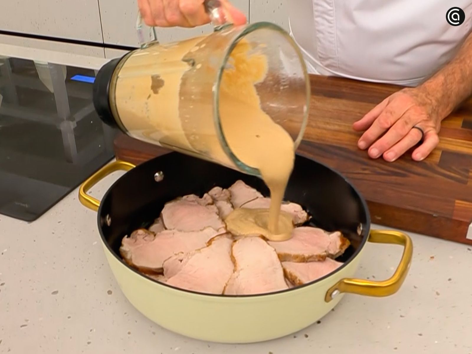 Vierte la salsa sobre los filetes y deja reposar antes de servir