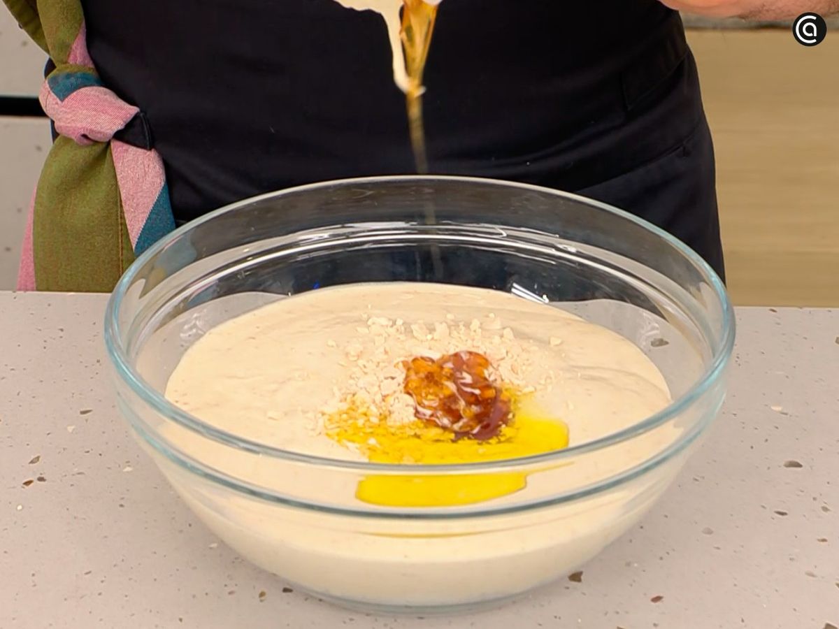 Integra los ingredientes de la masa con el prefermento hasta que se unan bien