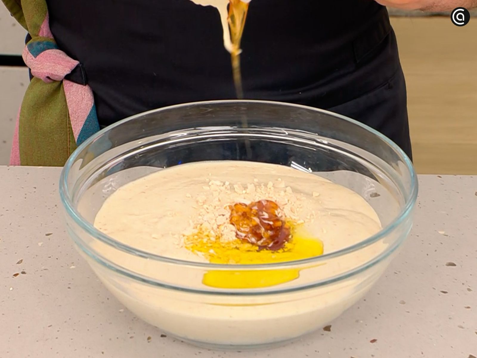 Integra los ingredientes de la masa con el prefermento hasta que se unan bien