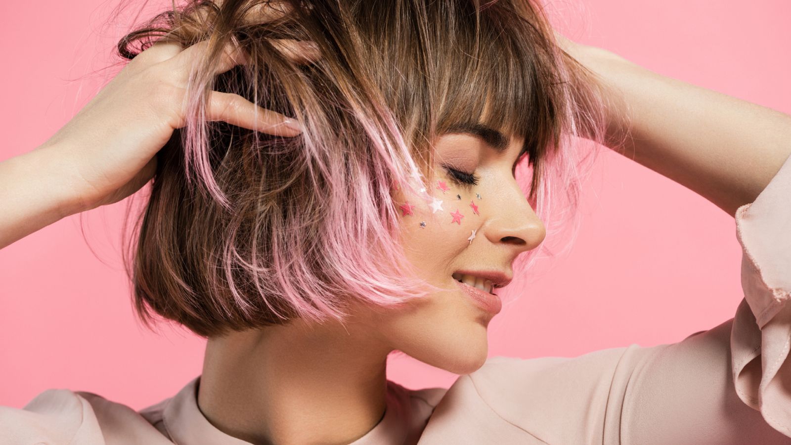 como llevar el color de pelo rosa dorado portada
