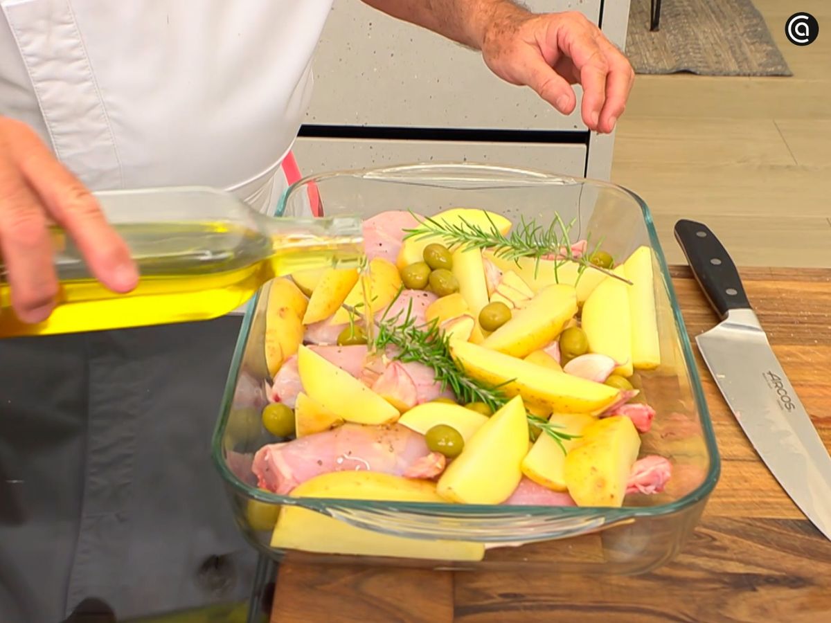 Salpimenta la carne de conejo y las patatas