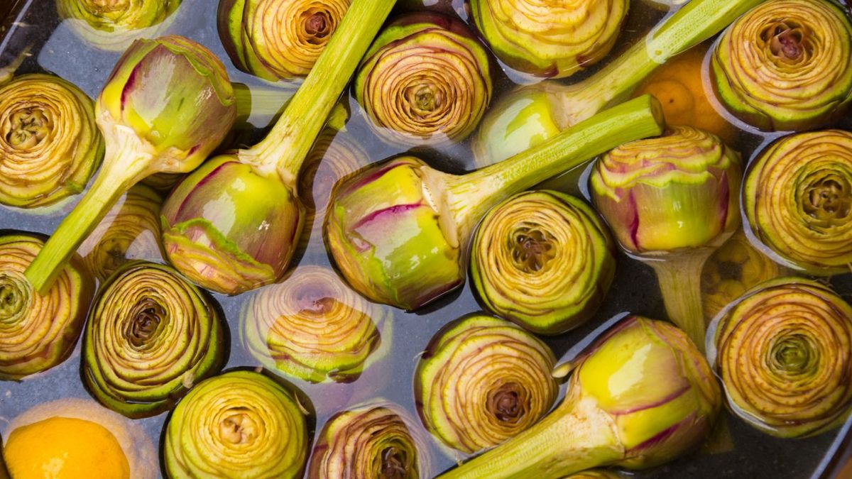 Alcachofas en agua con limón