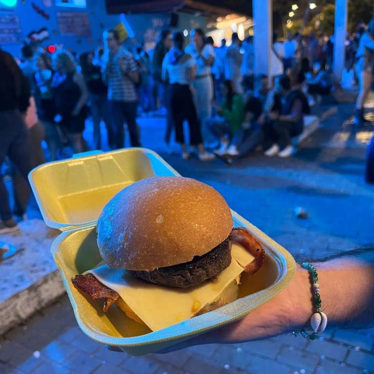 En Trikimailu ofrecen una hamburguesa en colaboración con la tienda Black Label