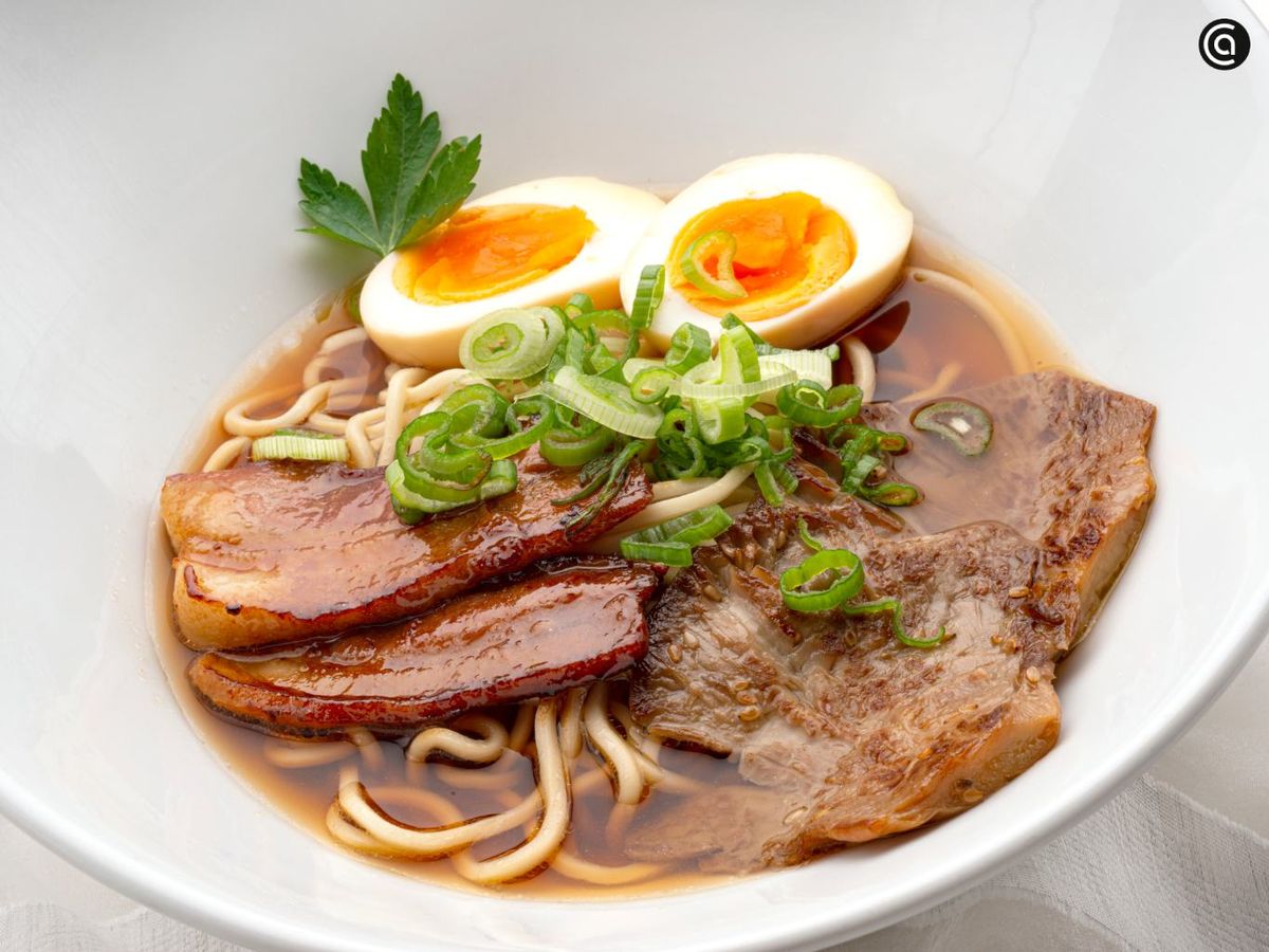 Delicioso ramen casero con panceta, caldo de ternera y setas