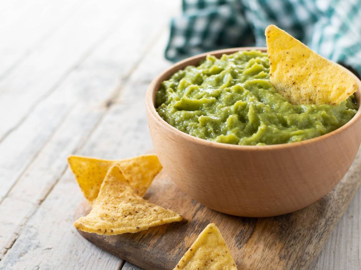 Totopos con guacamole: una combinación imprescindible en cualquier aperitivo al estilo mexicano.