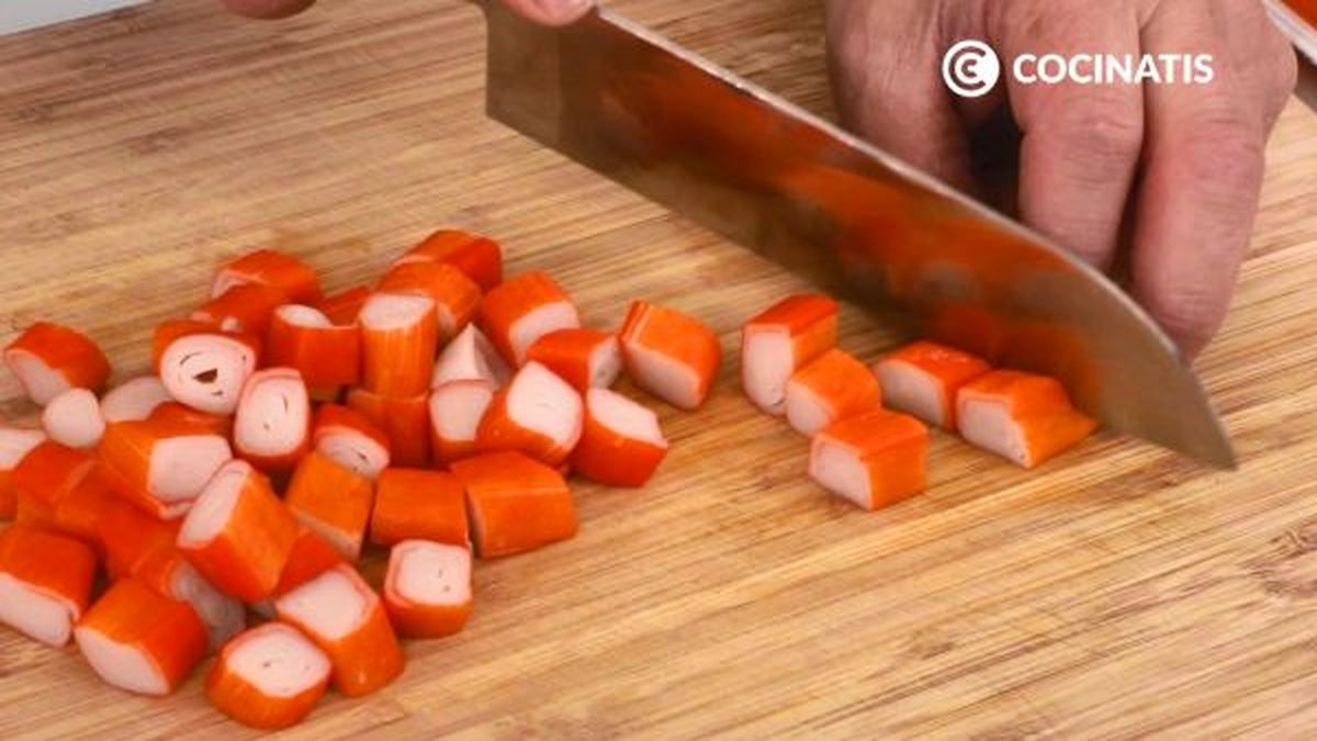 receta aguacate relleno de ensalada de surimi paso 2