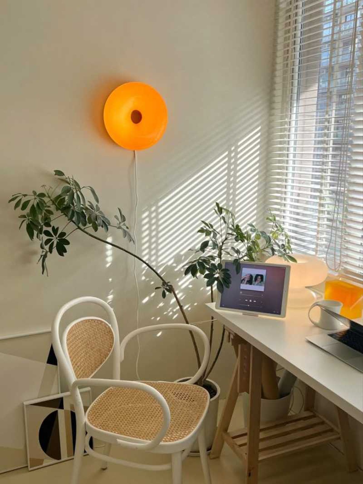 Estudio aesthetic con lámpara donut de IKEA.