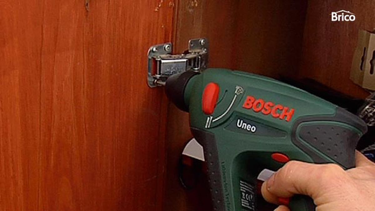 Como cambiar las bisagras de un armario paso a paso 1