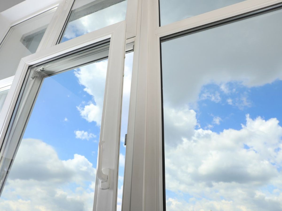 Una de las mejores opciones para mejorar el aislamiento acústico es sustituirlo por cristal doble.