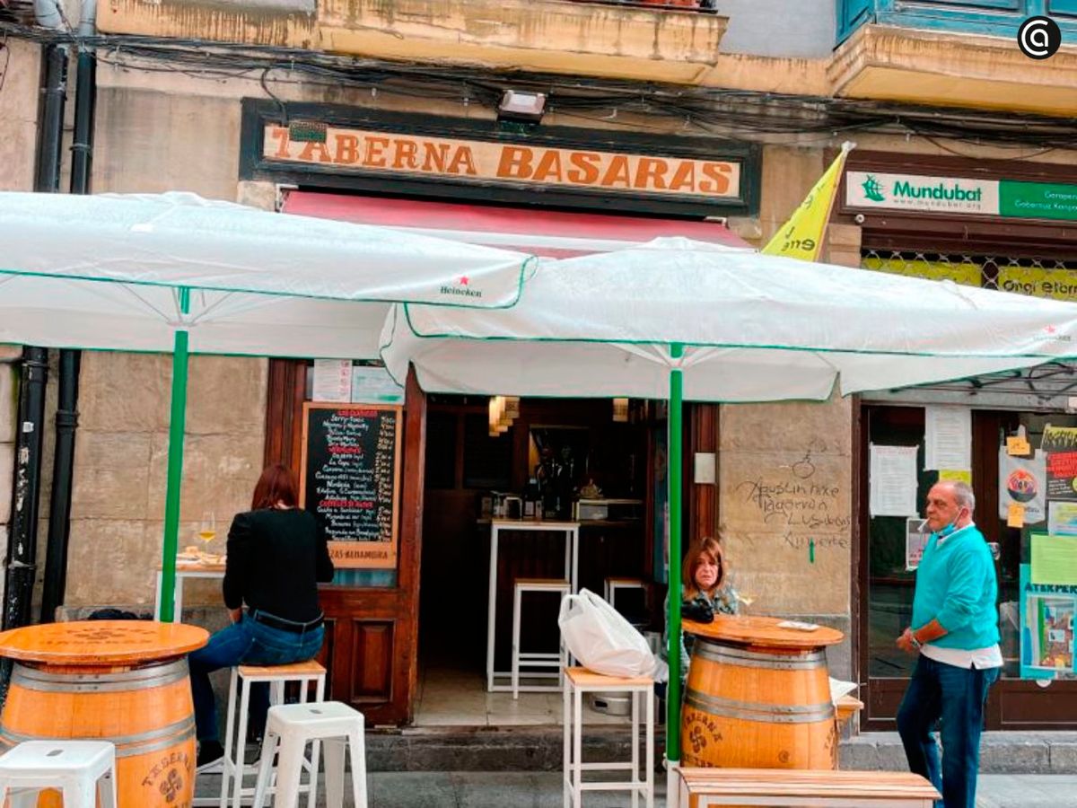 Taberna Basaras es una parada imprescindible por sus vinos y sus pintxos clásicos