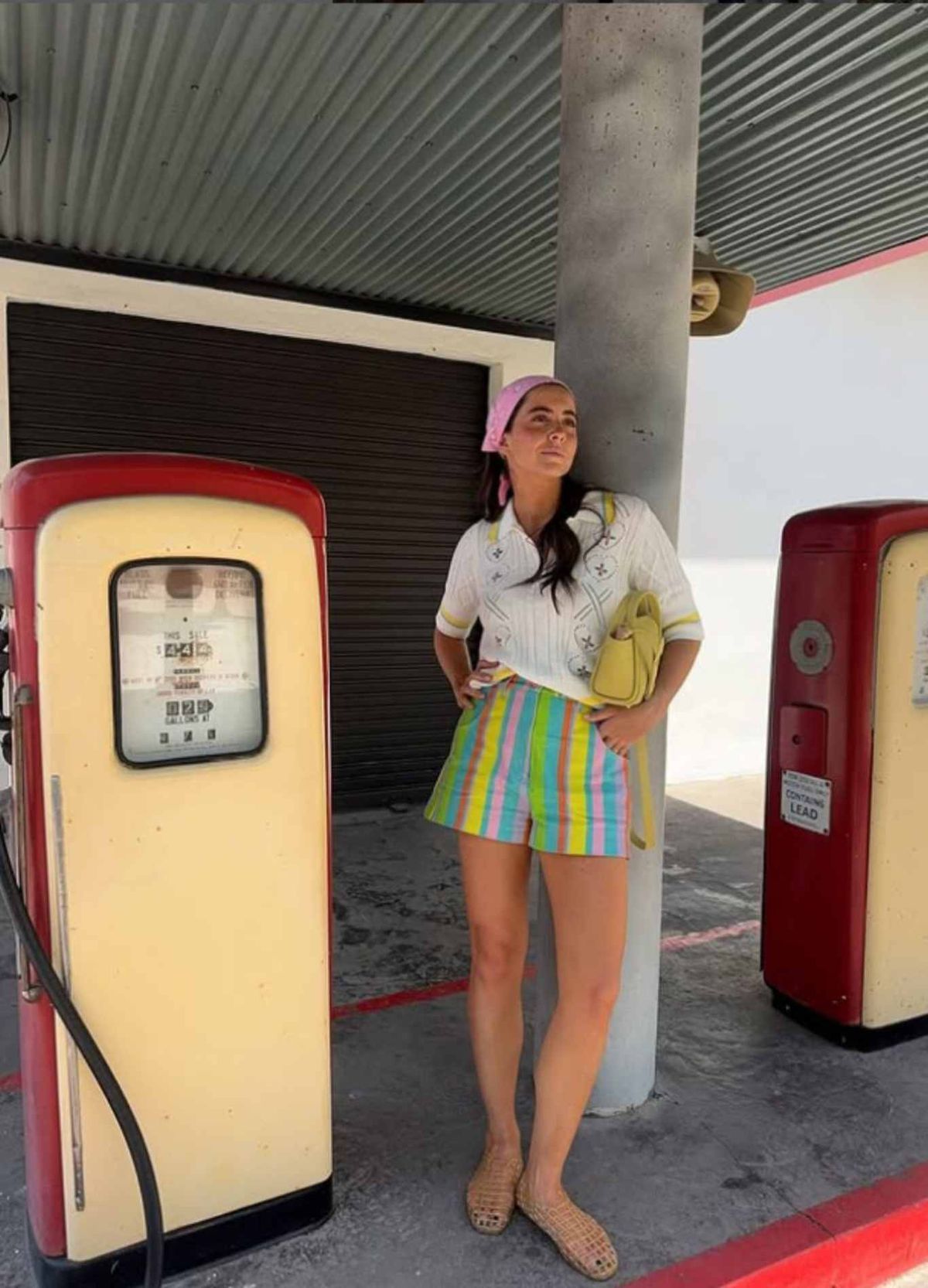 Pantalón corto colorido y bandana en la cabeza.