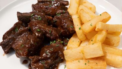 Costillas al kalimotxo bien melosas, listas para disfrutarse.