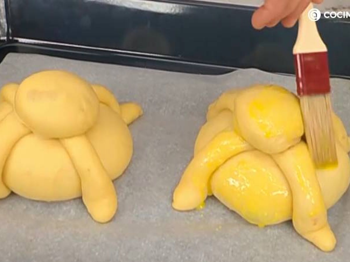 Pinta con huevo batido y hornea los panes