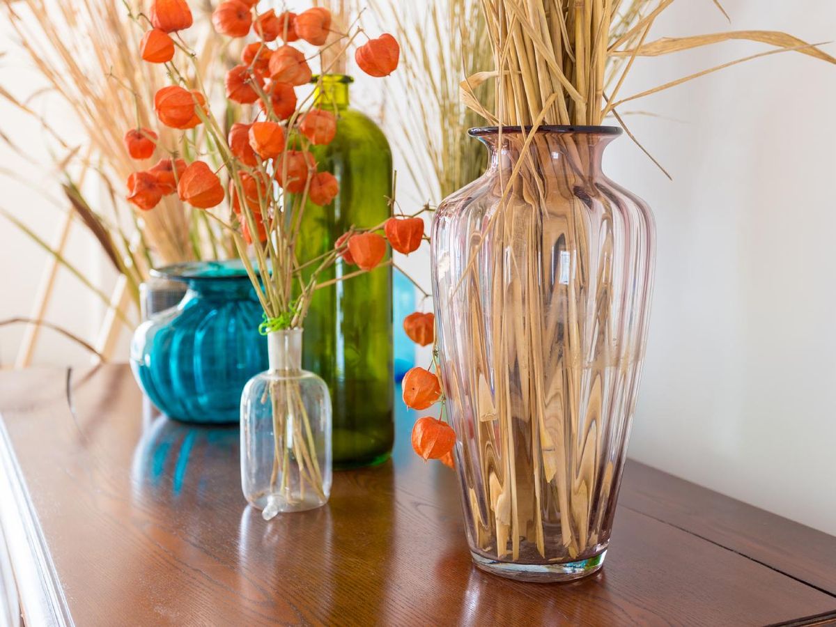 Mueble decorado con flores secas.