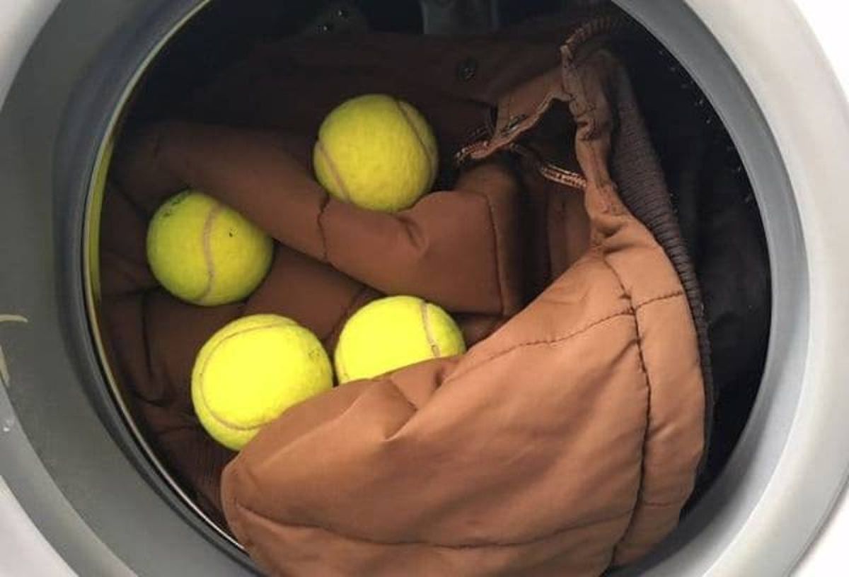 Las pelotas de tenis devuelven la esponjosidad y forma a un abrigo de plumas
