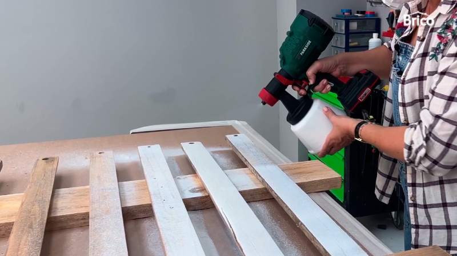 Pintar las piezas de madera con la pistola de pintar Pintar las piezas de madera con la pistola de pintar