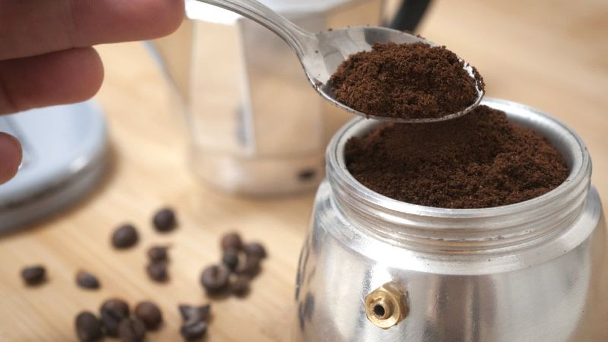 Rellenamos la cafetera italiana con café molido sin presionarlo