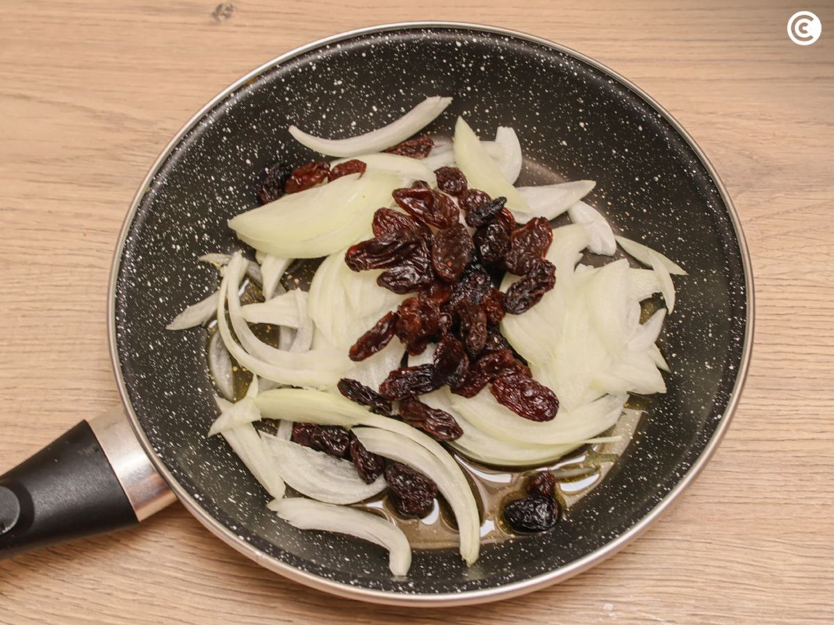 Caramelizar cebolla con pasas para el cuscús con verduras
