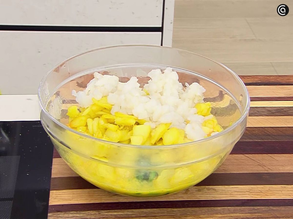 Mezcla las hortalizas con los huevos batidos, las patatas y el bacalao