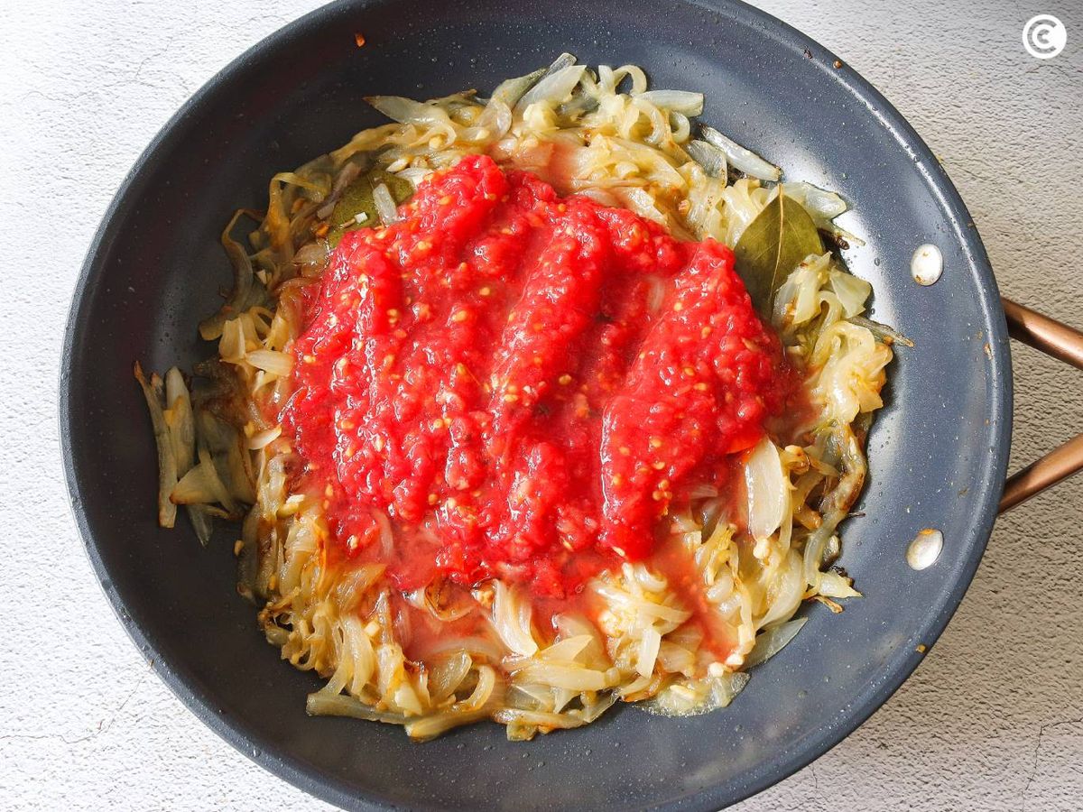 Agregar tomate a la cebolla para el bonito