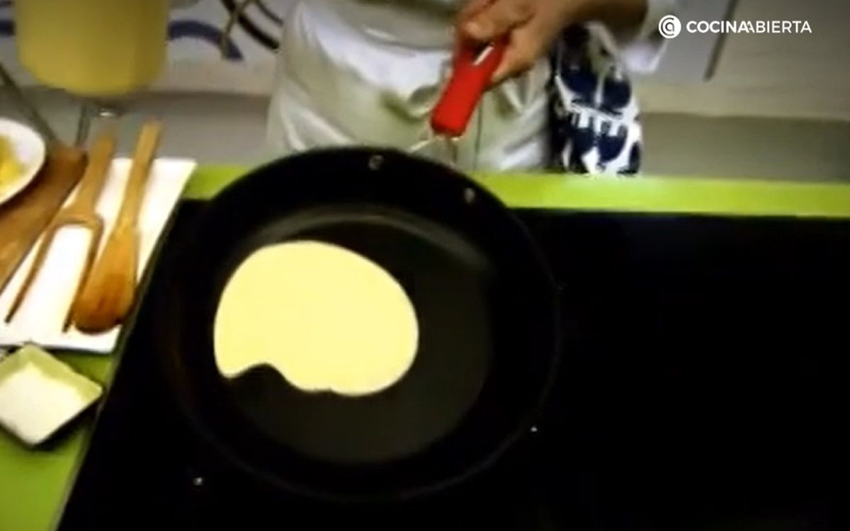 Extiende la masa de las crepes por todo el fondo de la sartén