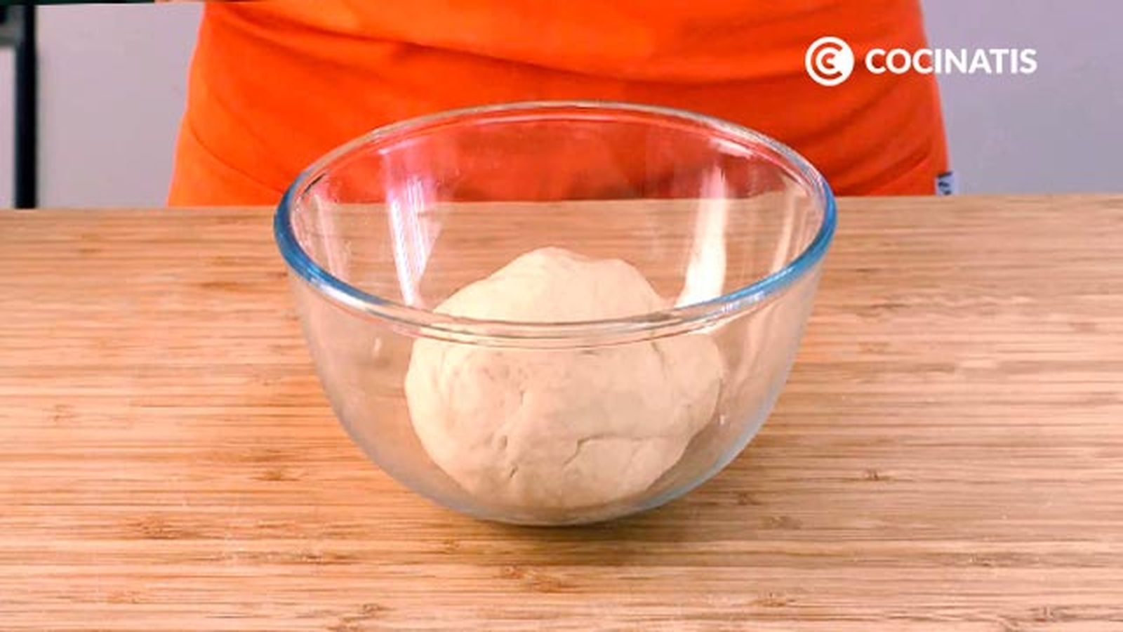 Deja reposar la masa en un bol Cómo hacer donuts caseros esponjosos con chocolate paso 3