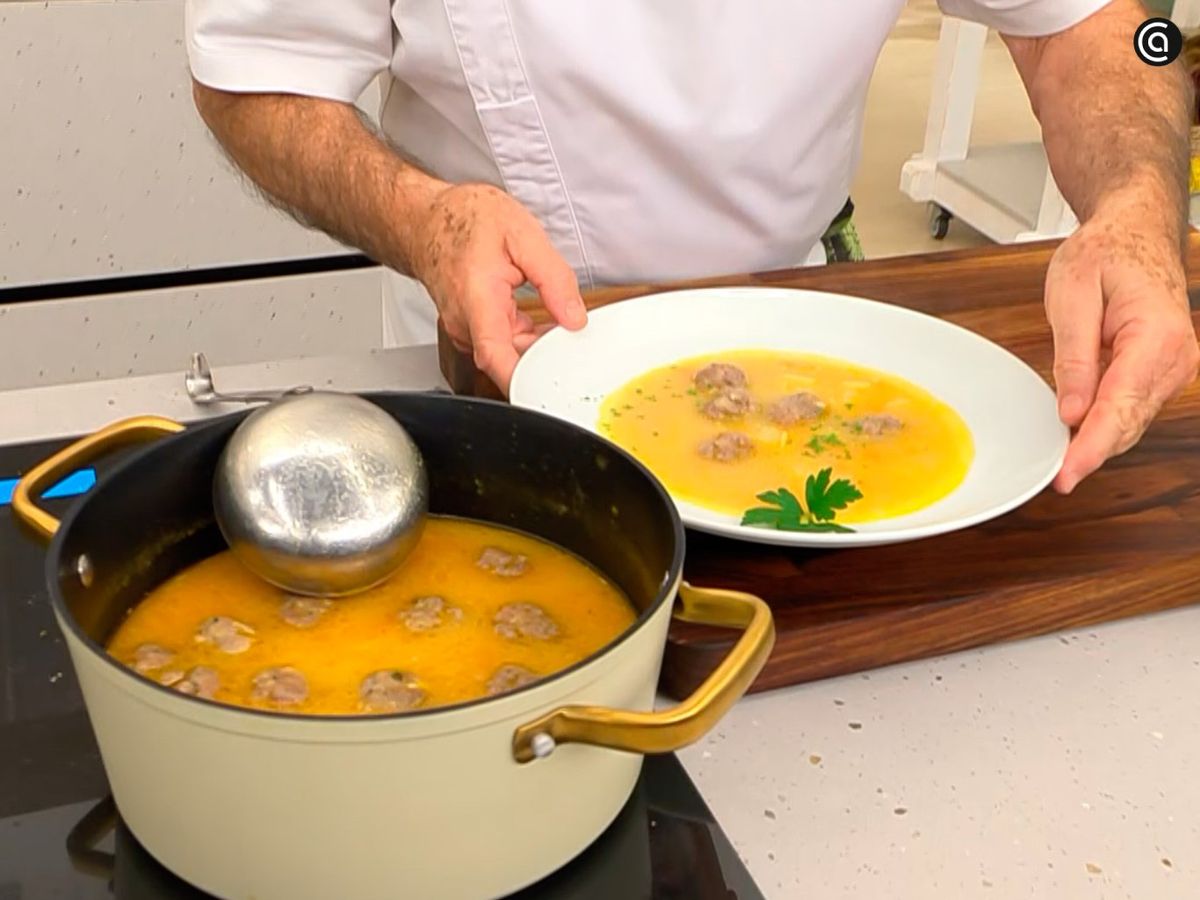 Sirve la sopa de albóndigas y termina con un poco de perejil por encima