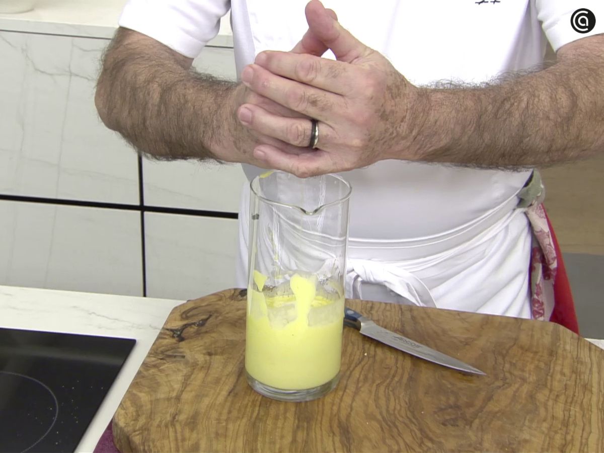 Agrega zumo de naranja, brandy y kétchup a la mayonesa