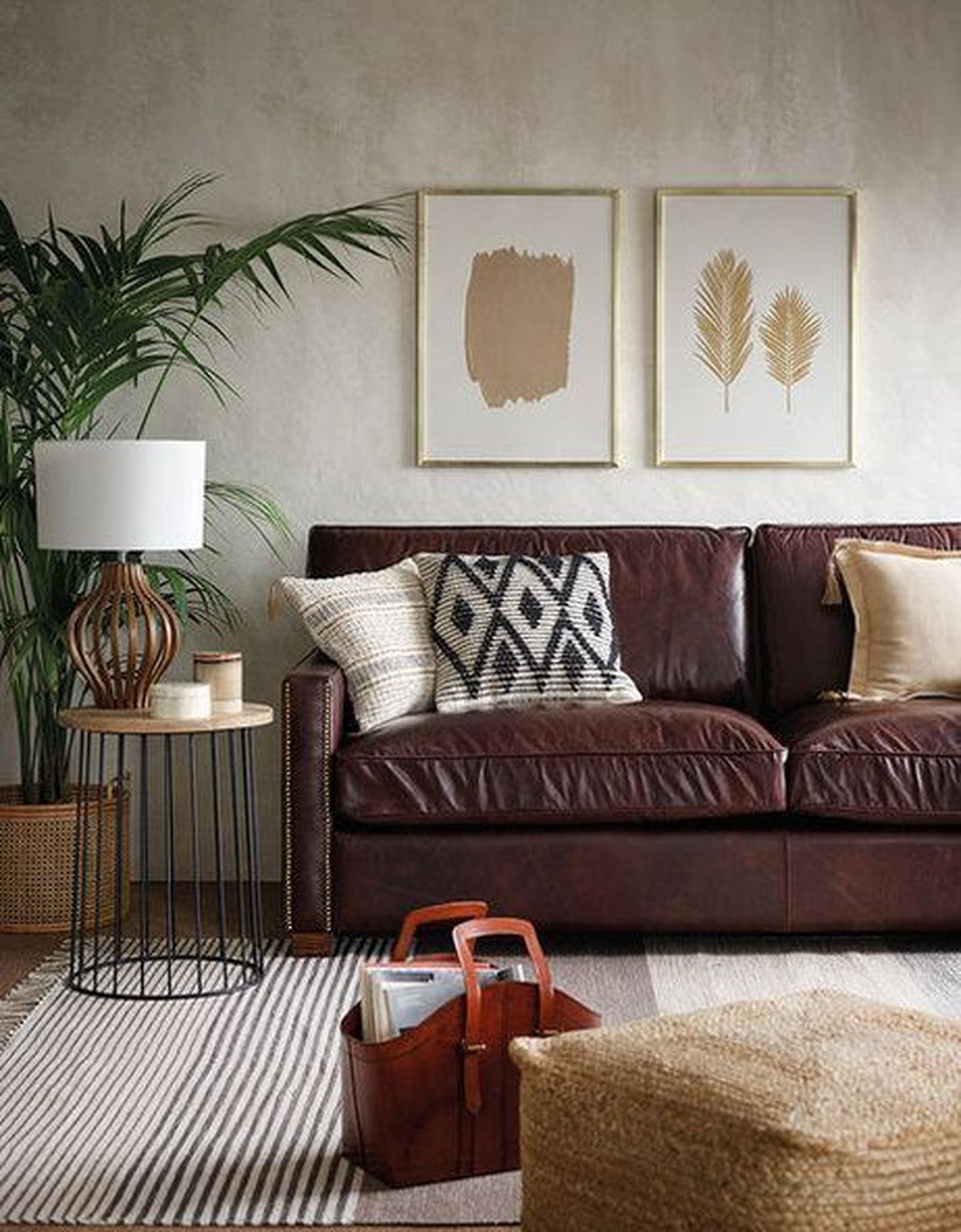 sofa marron cojines