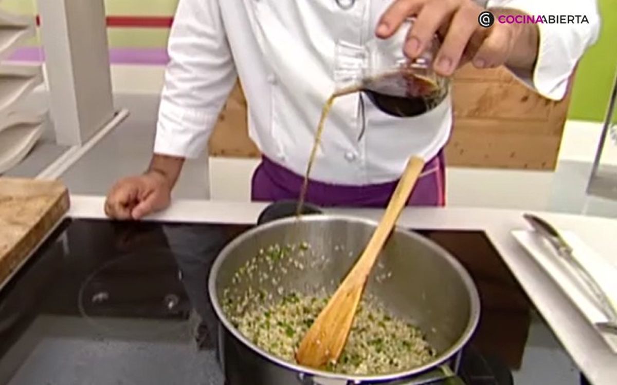 Una copa de brandy le da personalidad al arroz caldoso de pescado