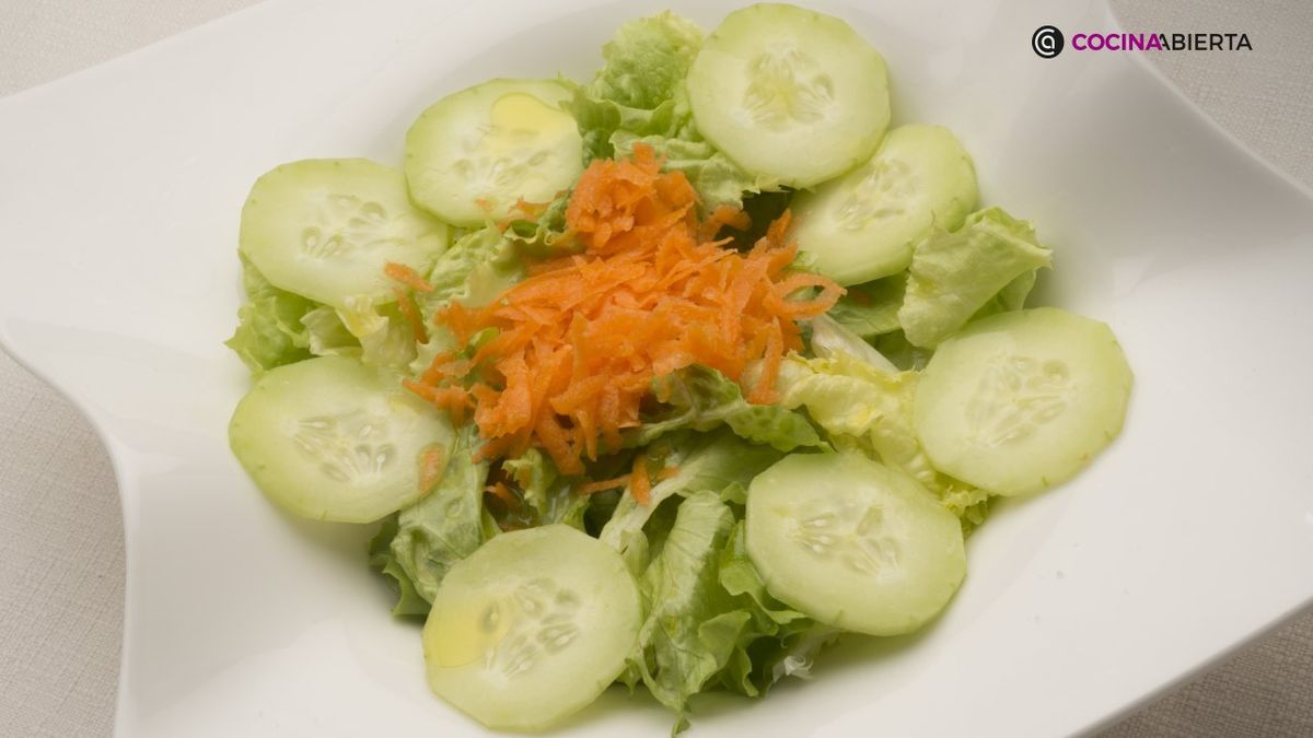 La ensalada de lechuga y pepino es una opción perfecta para una cena ligera