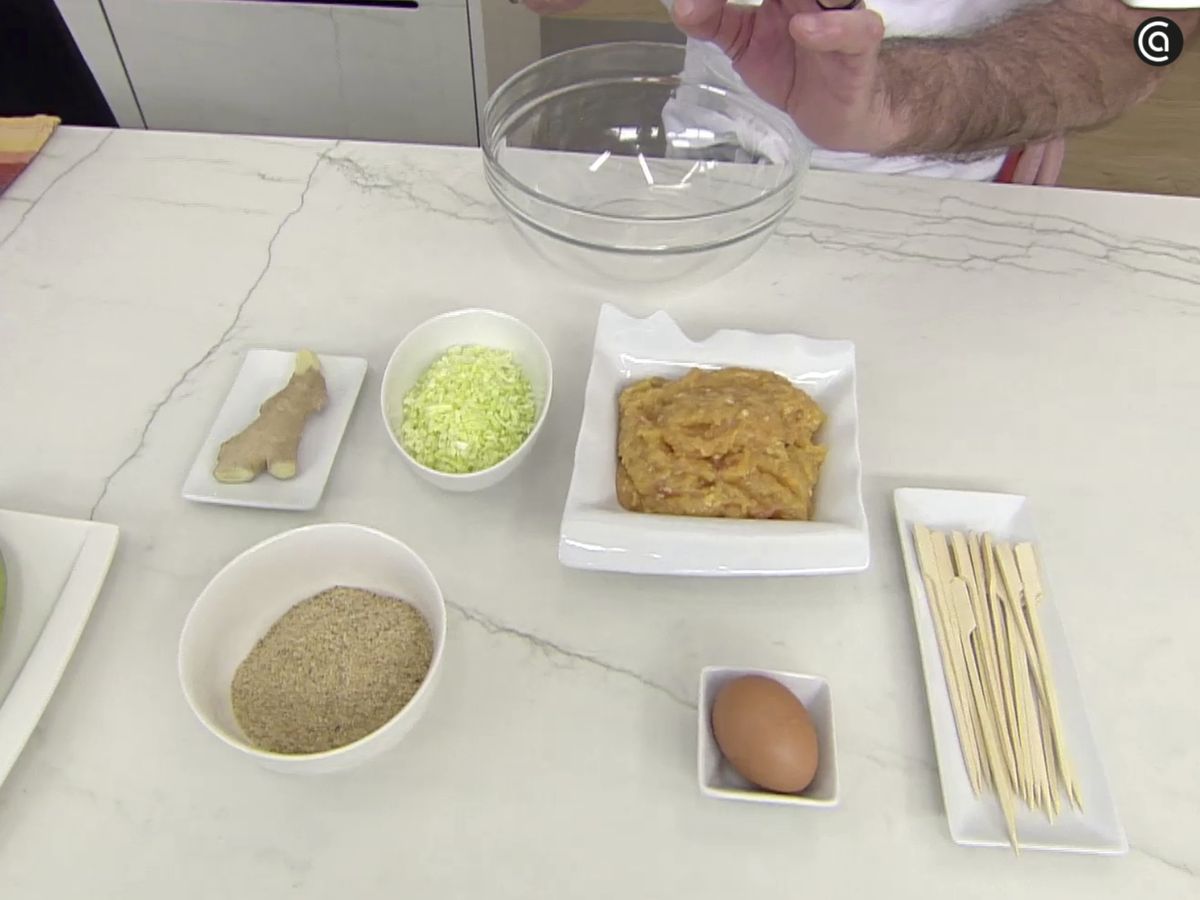 Prepara la masa de las brochetas de pollo