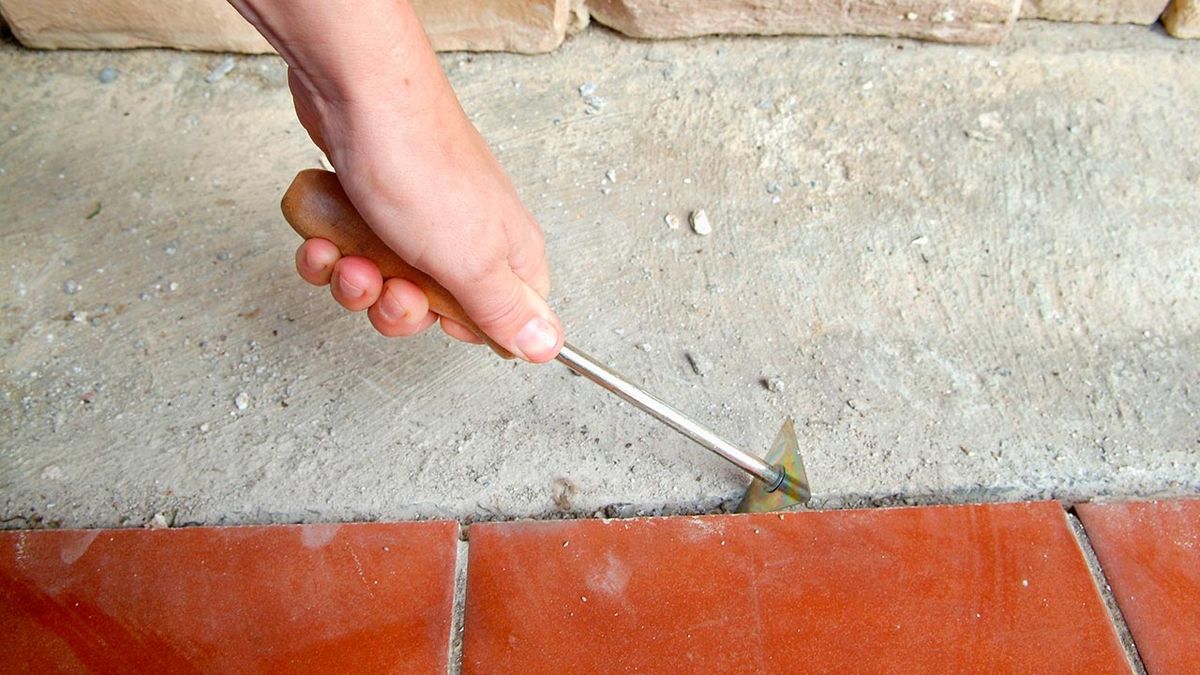 brico 0502 2 arreglo grieta suelo exterior paso 1