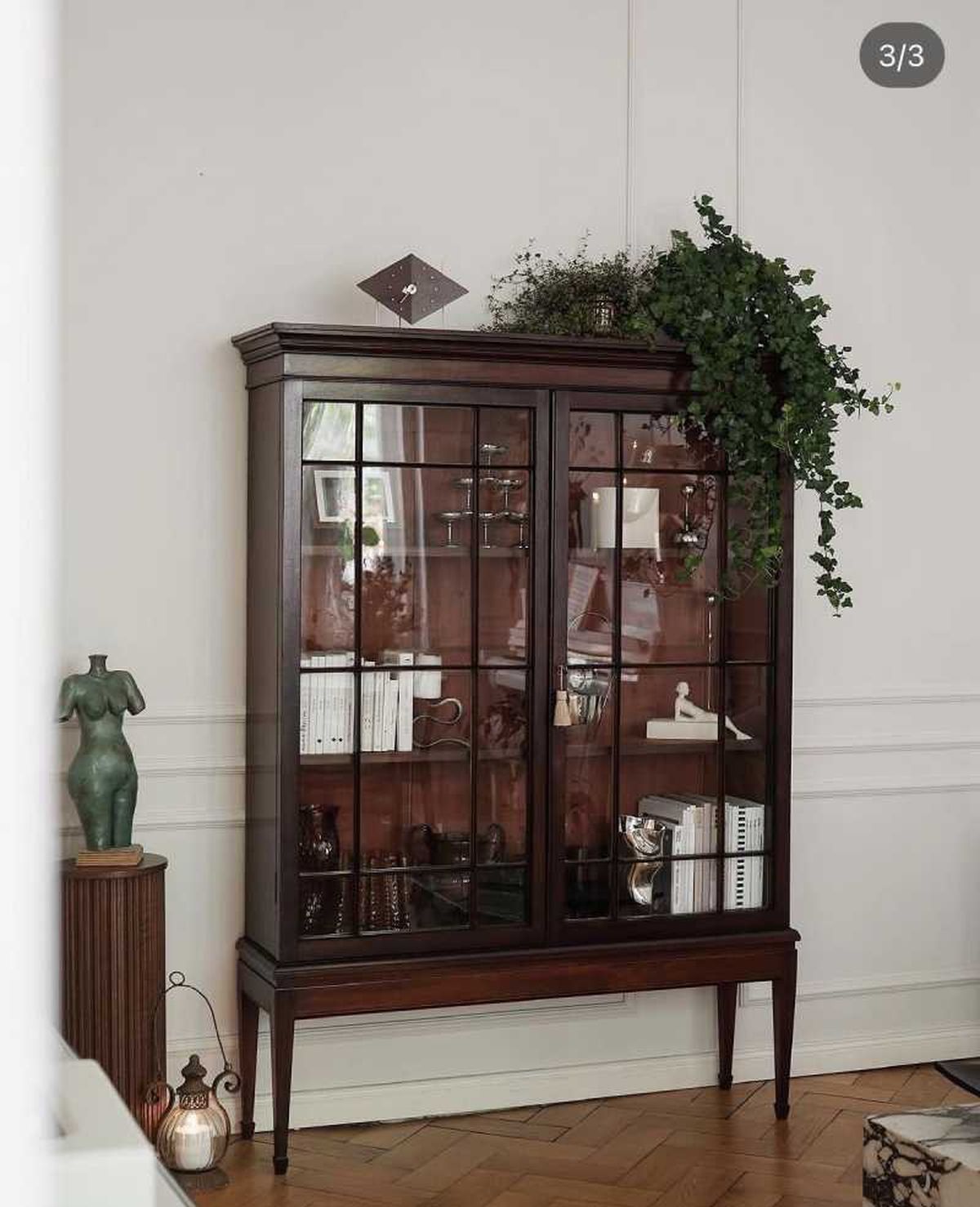 Alacena vintage con decoración.