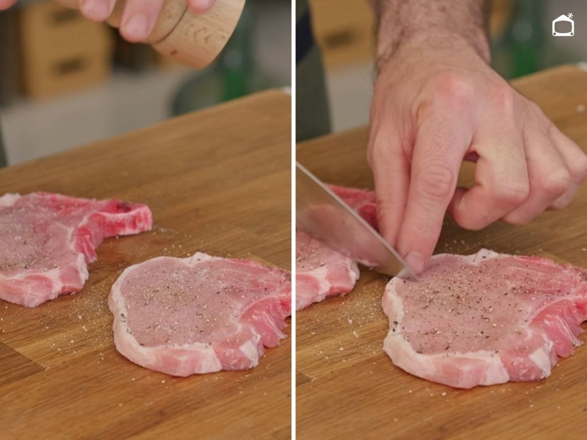 Añade sal y pimienta a las chuletas