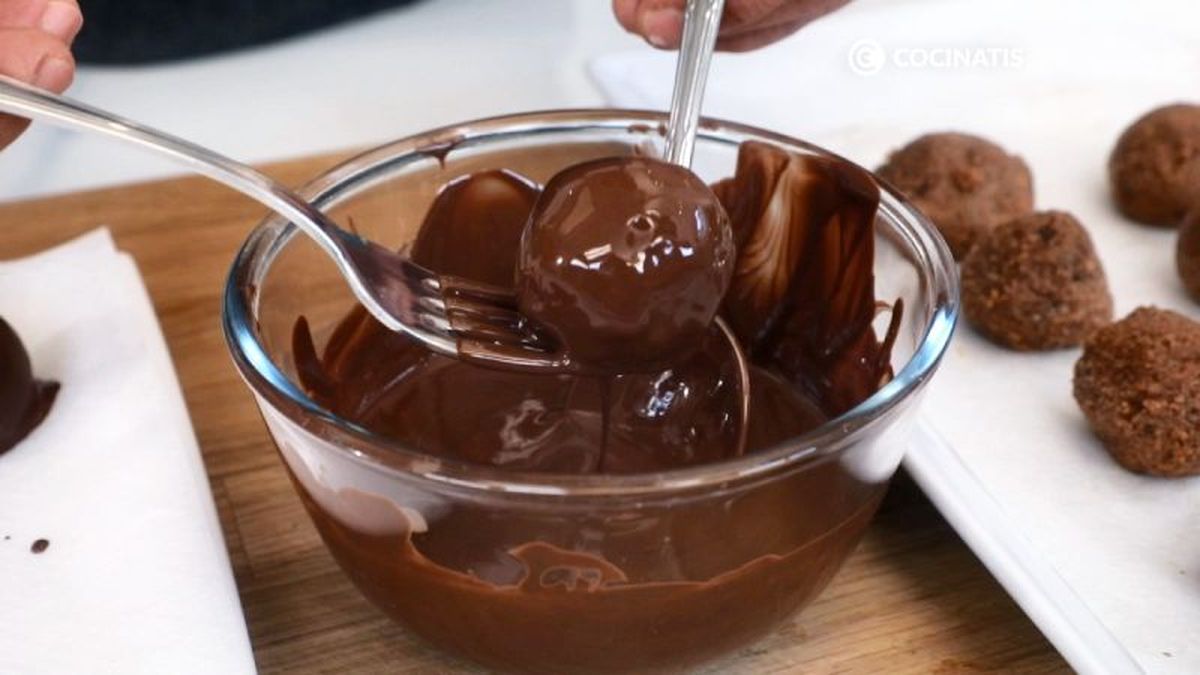 Bañamos algunas bolitas en chocolate fundido