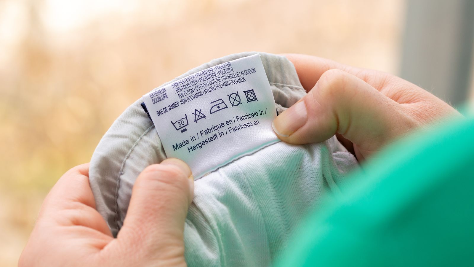 Nunca debes lavar una prenda que aún conserve una etiqueta de papel o adhesiva