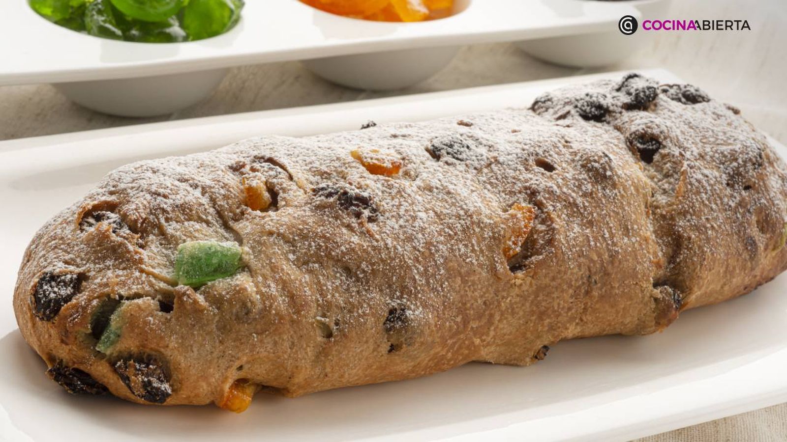 El pan stollen se come en Alemania durante la Navidad, tanto para desayunar como de postre El pan stollen se come en Alemania durante la Navidad, tanto para desayunar como de postre