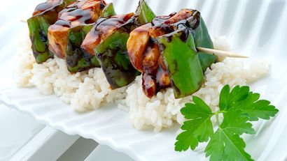 Brochetas de pollo y manzana con salsa tare