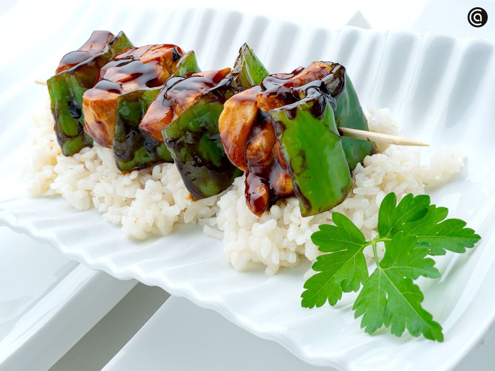 Brochetas de pollo y manzana con salsa tare