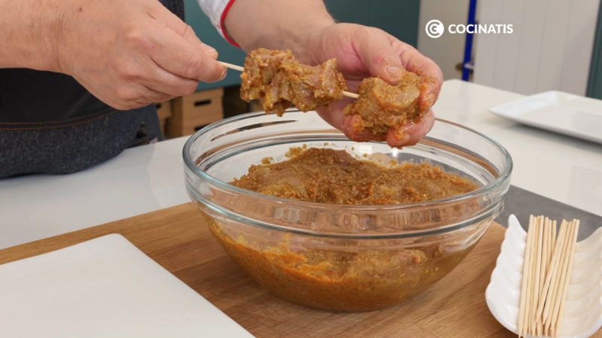 Preparamos los pinchos morunos en brochetas