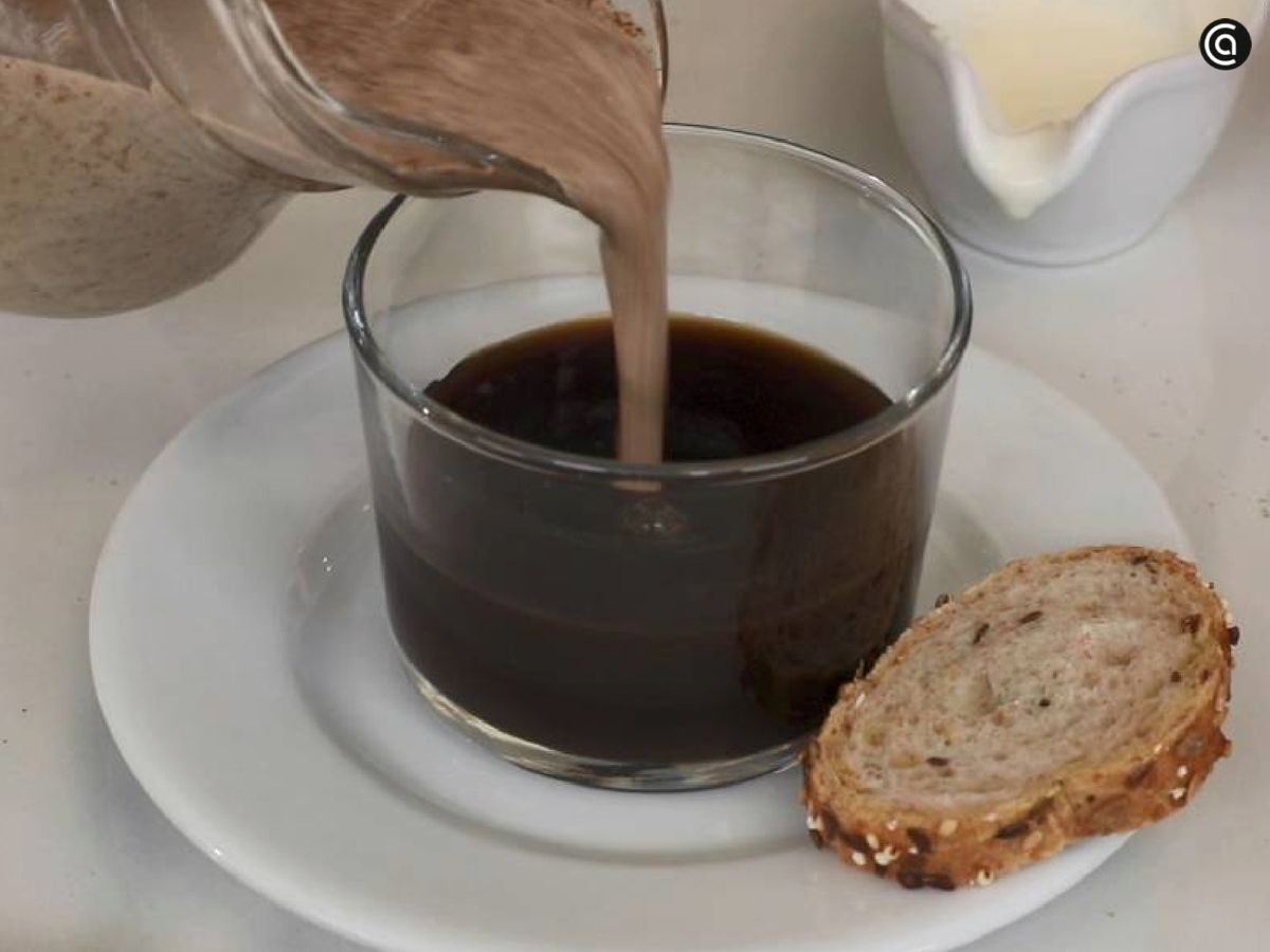 Incorpora el latte al café para terminar de preparar tu gingerbread latte
