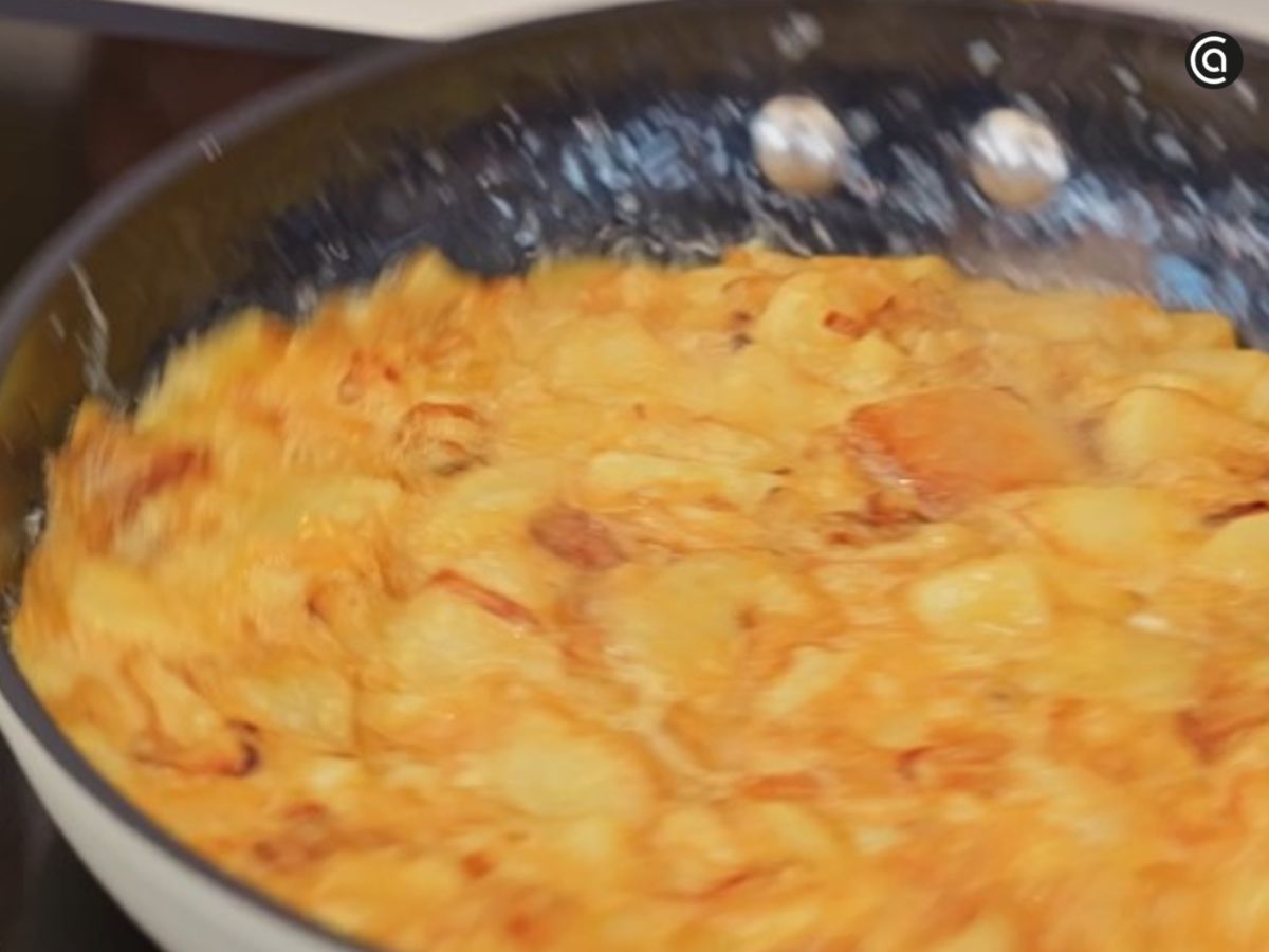 La mezcla se cuaja en la sartén a fuego medio hasta que empieza a tomar forma.