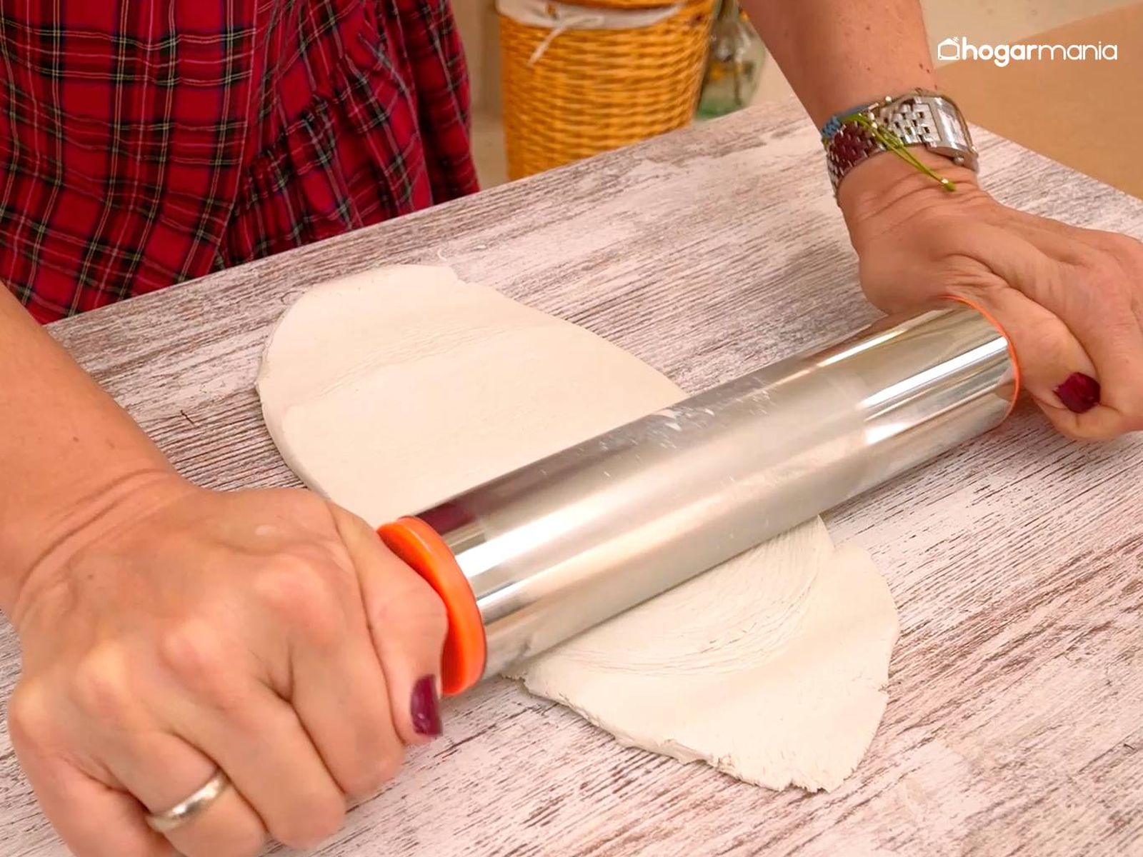 Amasa la arcilla con un rodillo